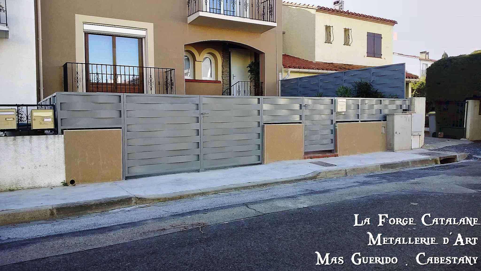 Portail tole effet lames tresses vannerie thermolaquage gris  forge catalane.jpg